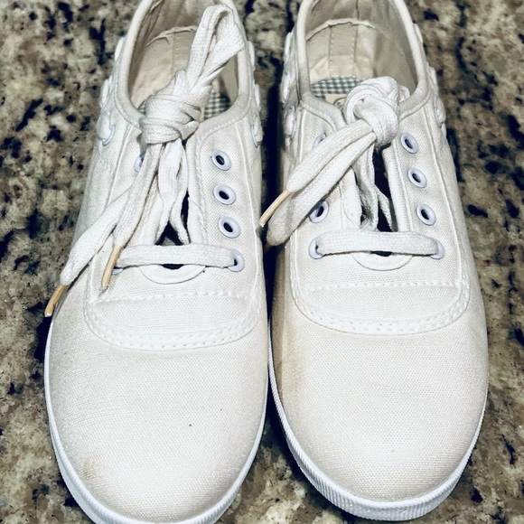 Basic Editions White Canvas Sneakers - Picture 1 of 7